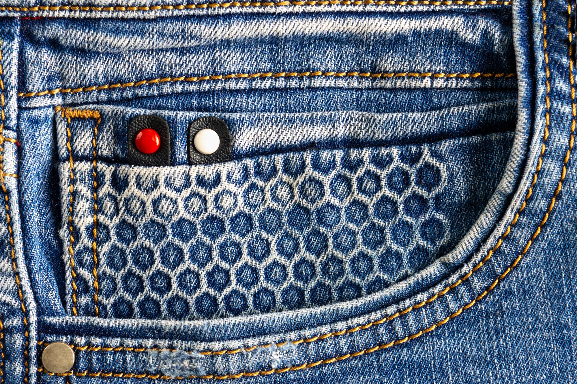 Tasca jeans con ricamo geometrico